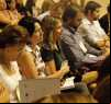 Participantes e convidados assistem a palestra
